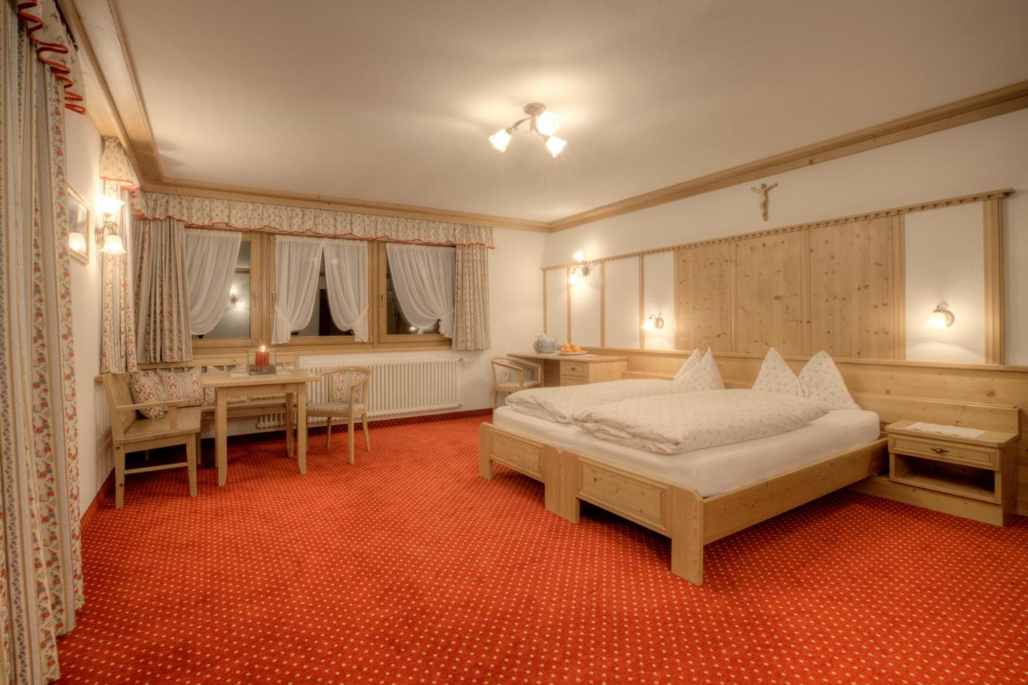 Hotel Ciasa Ai Pini San Cassiano  Zewnętrze zdjęcie
