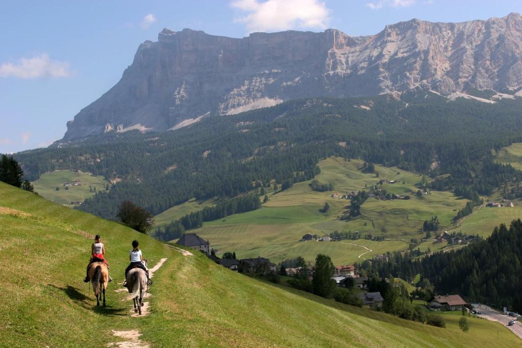 Hotel Ciasa Ai Pini San Cassiano  Zewnętrze zdjęcie