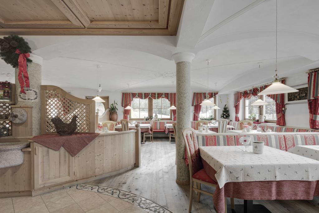 Hotel Ciasa Ai Pini San Cassiano  Zewnętrze zdjęcie