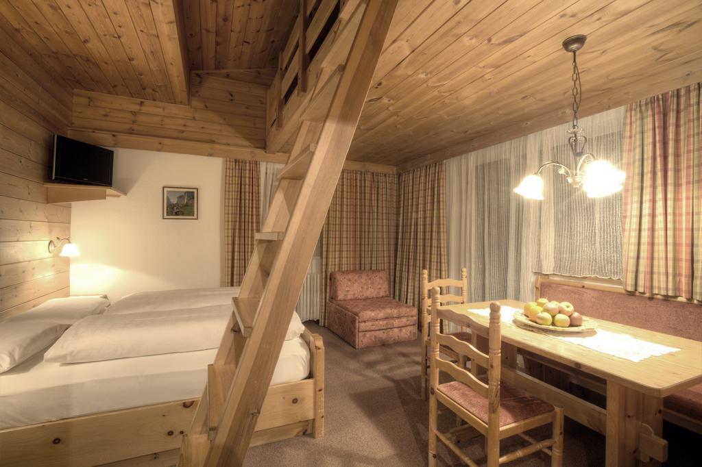Hotel Ciasa Ai Pini San Cassiano  Pokój zdjęcie