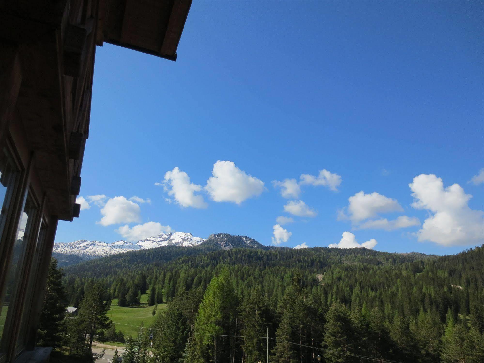 Hotel Ciasa Ai Pini San Cassiano  Zewnętrze zdjęcie