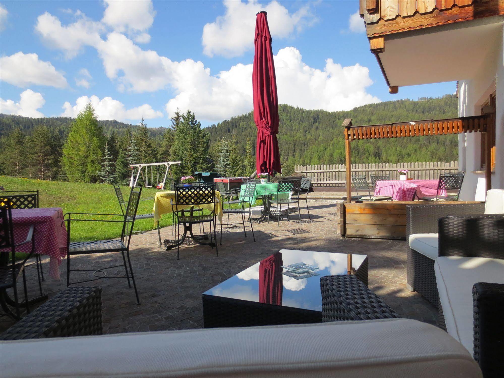Hotel Ciasa Ai Pini San Cassiano  Zewnętrze zdjęcie